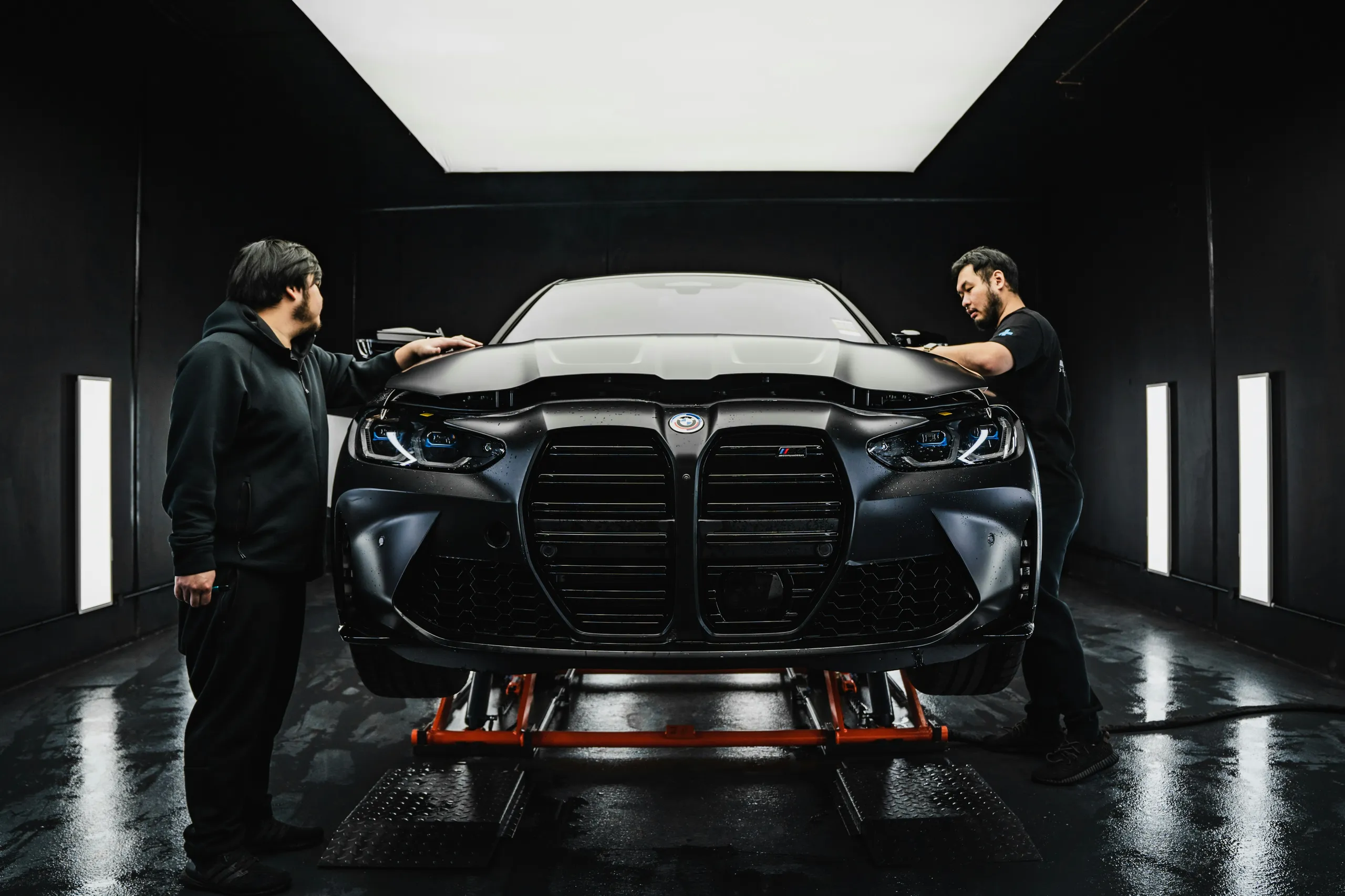 El mismo coche después del detailing — pintura limpia, con brillo espejo
